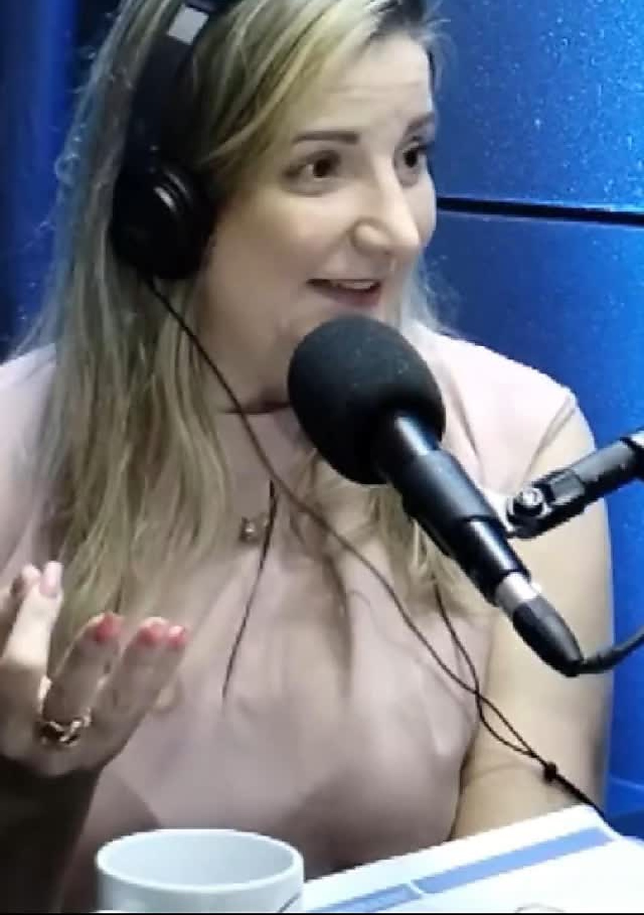 Dra. Silvana Konradt em estúdio de podcast, usando fones de ouvido durante entrevista sobre saúde mental
